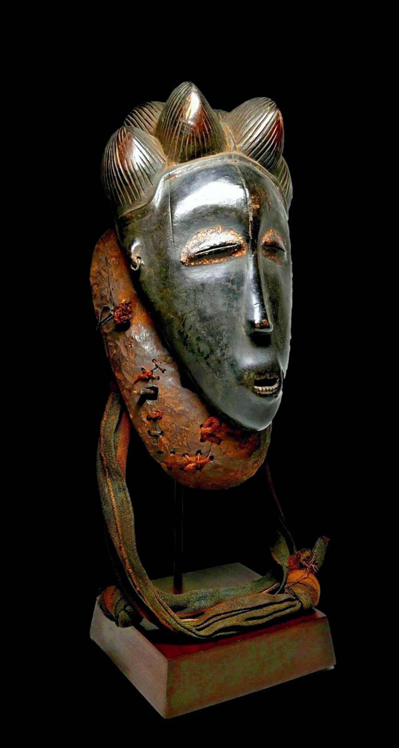 A Fine Old Baule mask (1 of 10)