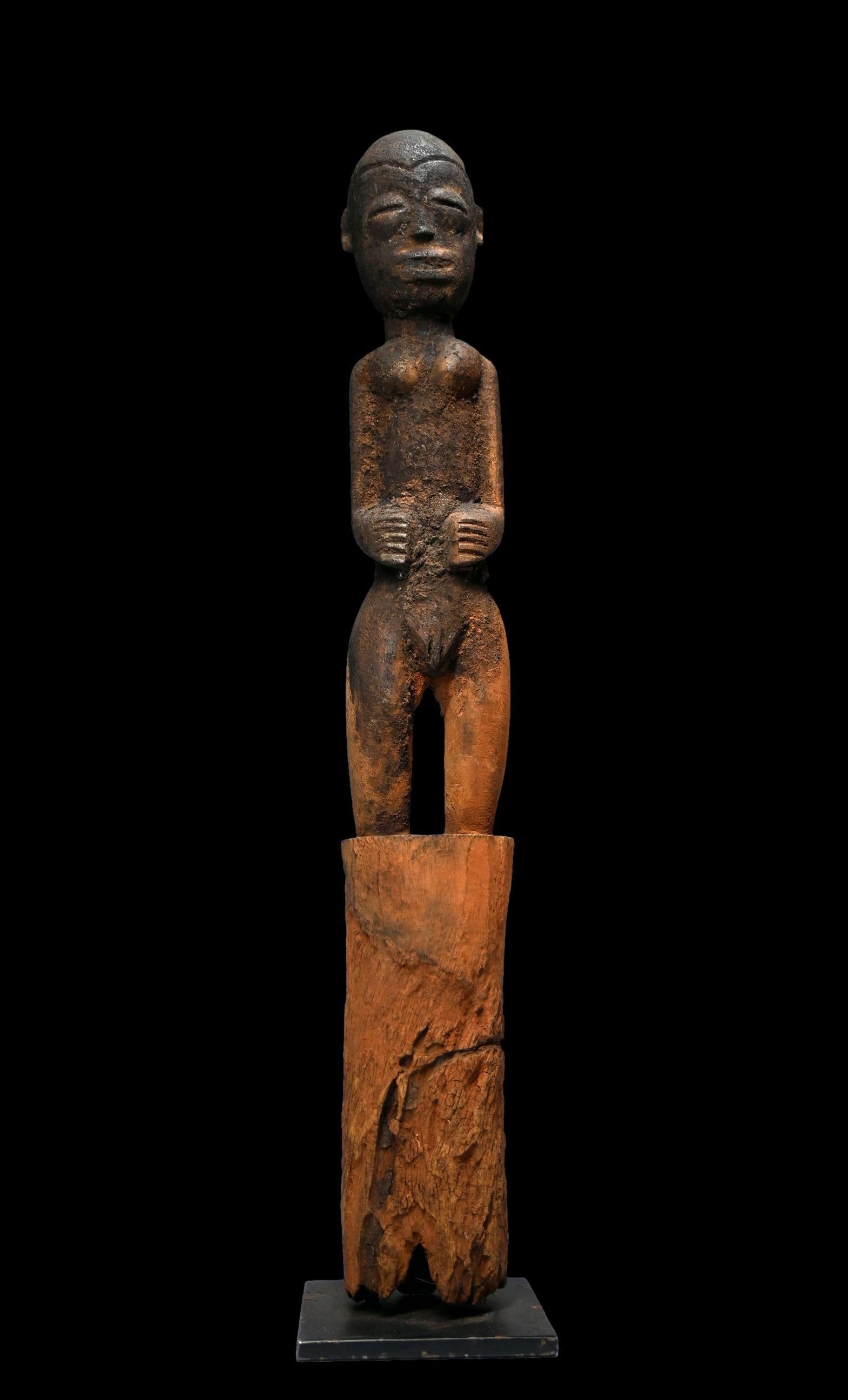 A Fon Bocio Protective Shrine Post (1 of 5)