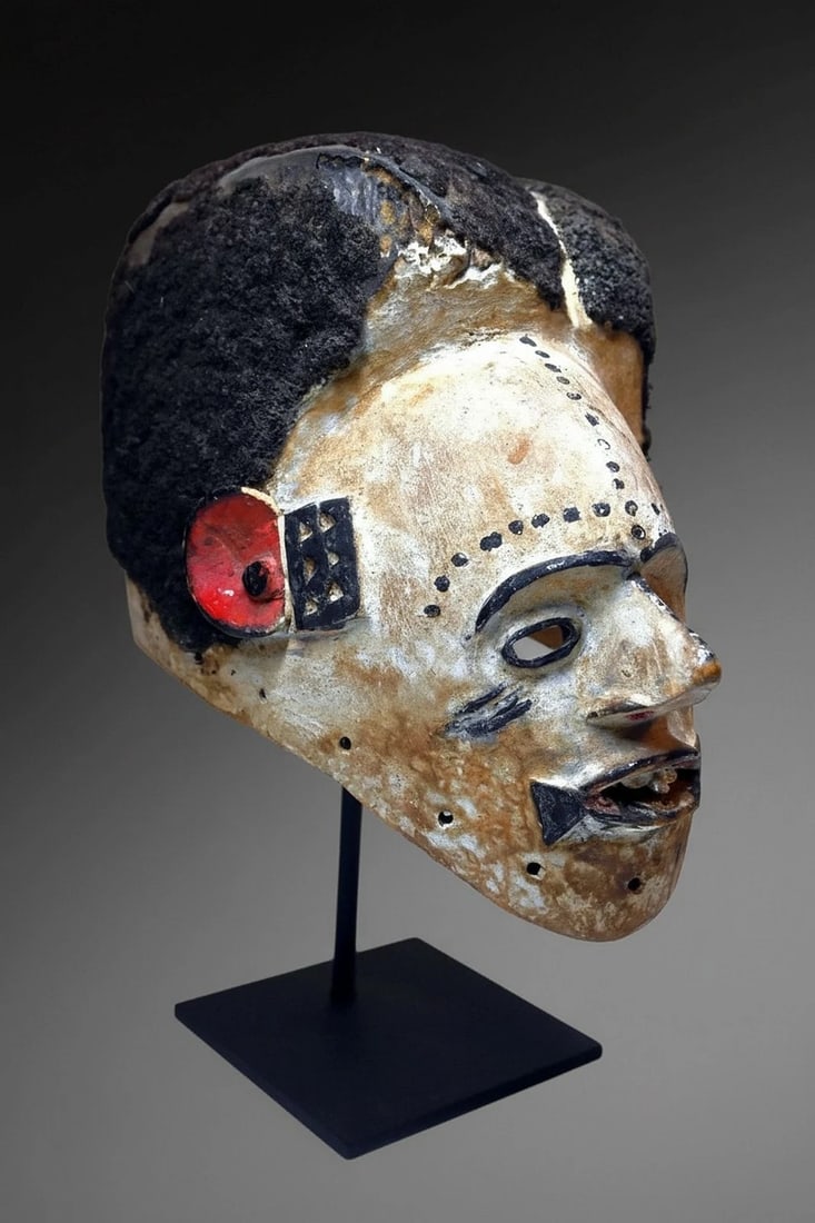 A Idoma Mask (1 of 6)