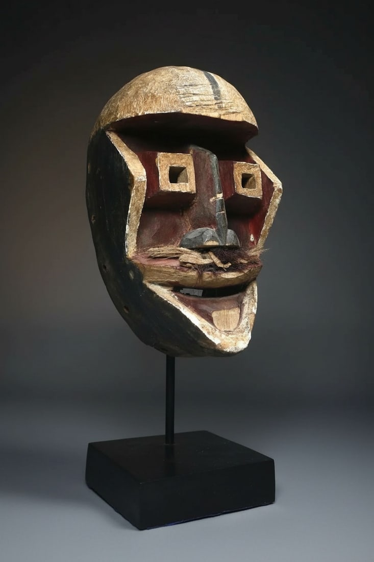 A Dan Kran African mask (1 of 5)