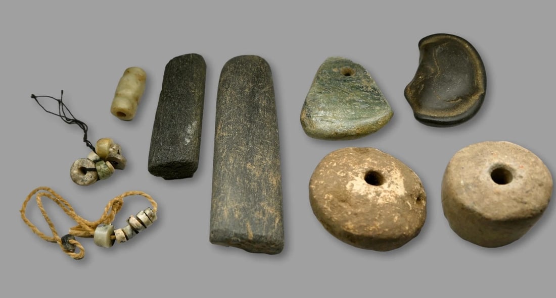 Rare Ancient Stone & Clay Beads, Talismans from Venezuela 1000 BC: A lot of nine ancient stone and pottery beads and talisman from the Los Barrancos culture of Venezuela , South America, dating back to 1000 BC to possibly 1000 AD. Note that one object appears to be a