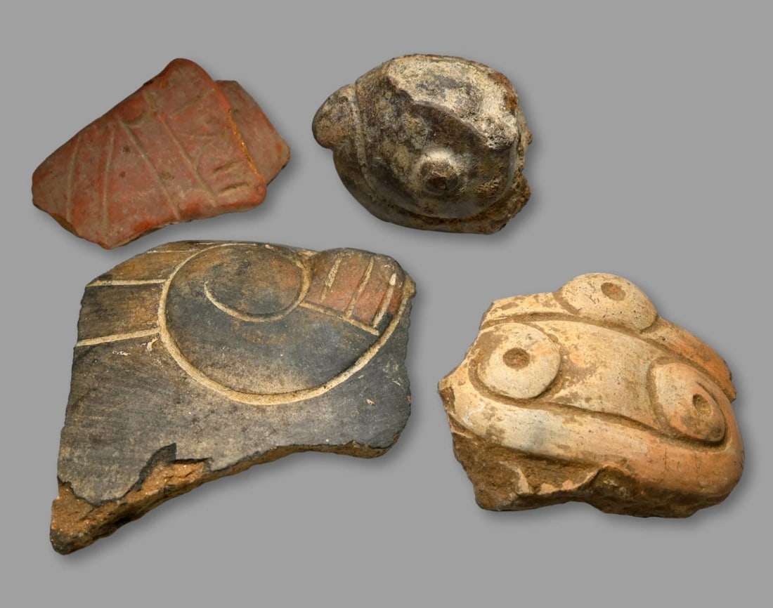 Lot of Four Ancient Relics From Venezuela 1000 BC: A lot of 4 ancient pottery fragments from the Los Barrancos culture of Venezuela , South America, dating back to 1000 BC to possibly 1000 AD. One relic appears to be a Birds head from a sculpture. Ver