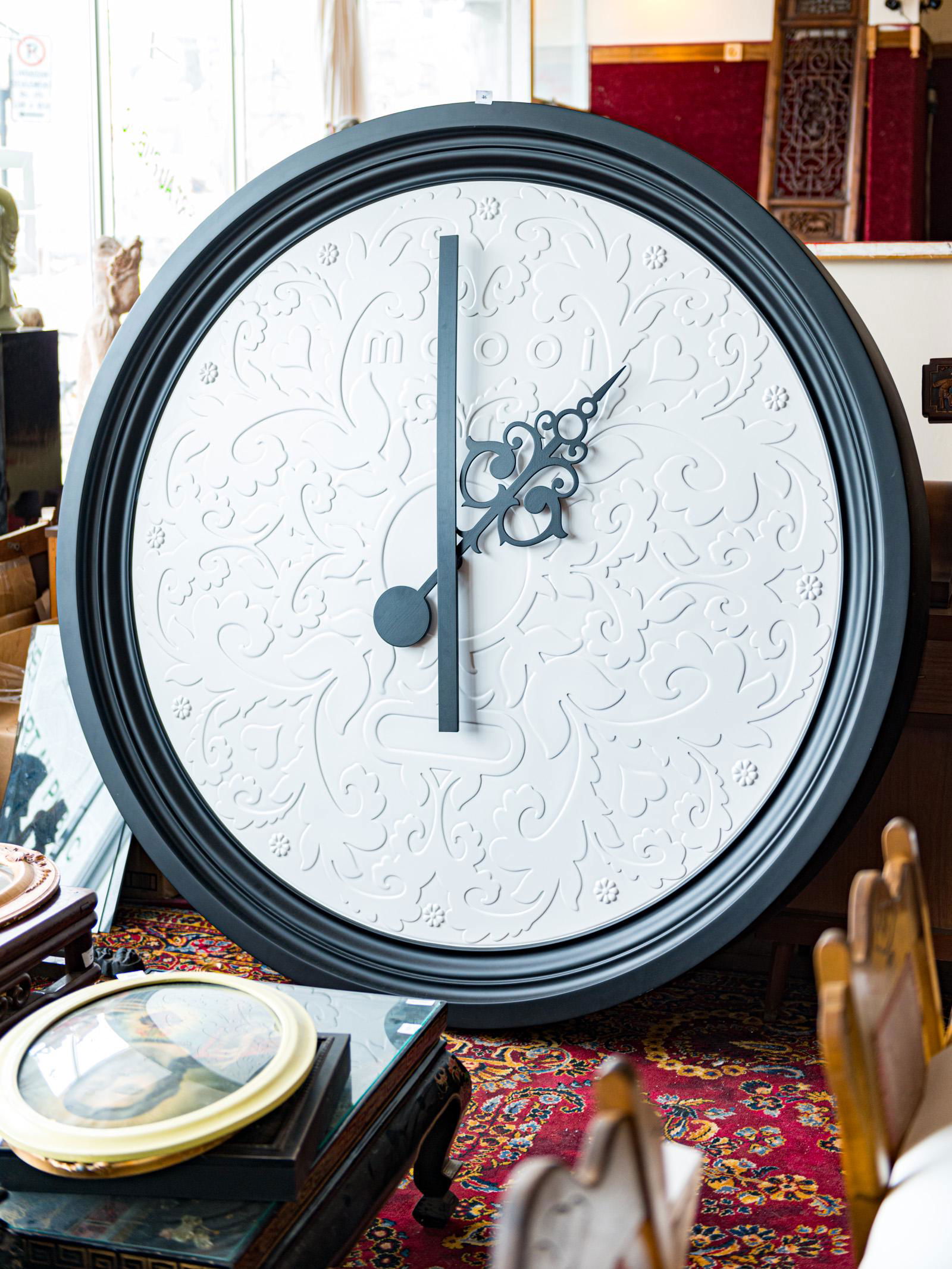 Clock/Horloge Big Ben MOOOI. 71 inches diameter: Clock/Horloge Big Ben MOOOI. Diamètre: 71 pouces, épaisseur: 6,75 pouces