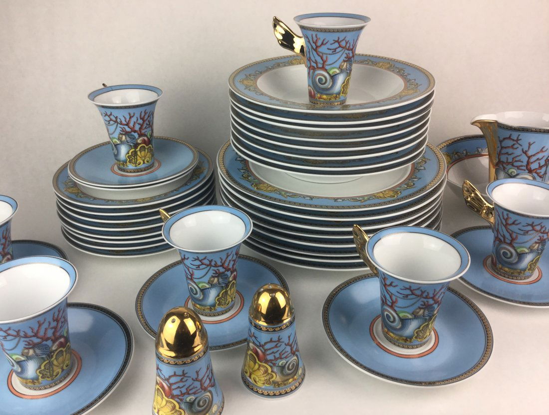 Fabulous VERSACE Les Tresors De La Mer Fine Porcelain: A gorgeous porcelain dinning set, in one of the most beautiful patterns Versace designed for Rosenthal "Les Tresors De La Mer". 43 Total pieces.