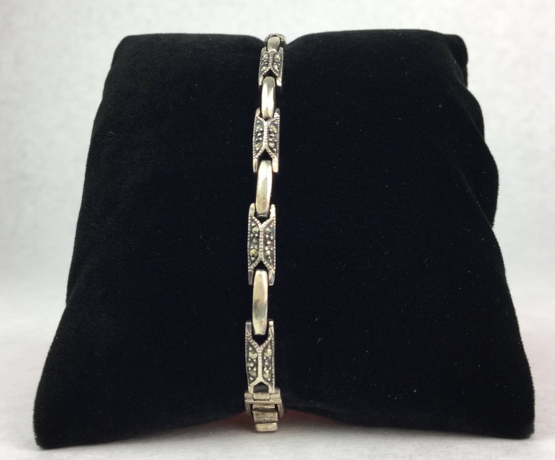 Vintage Sterling Silver Bracelet with Marcasite: Fabulous Vintage Sterling silver bracelet with Marcasite. Bracelet stamped 925 on clasp. Total Weight: 13.8 GRAMS.
