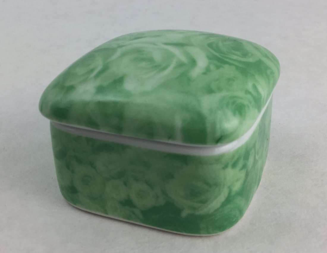 OSCAR DE LA RENTA Porcelain Pill Box: OSCAR DE LA RENTA Porcelain Pill Box.