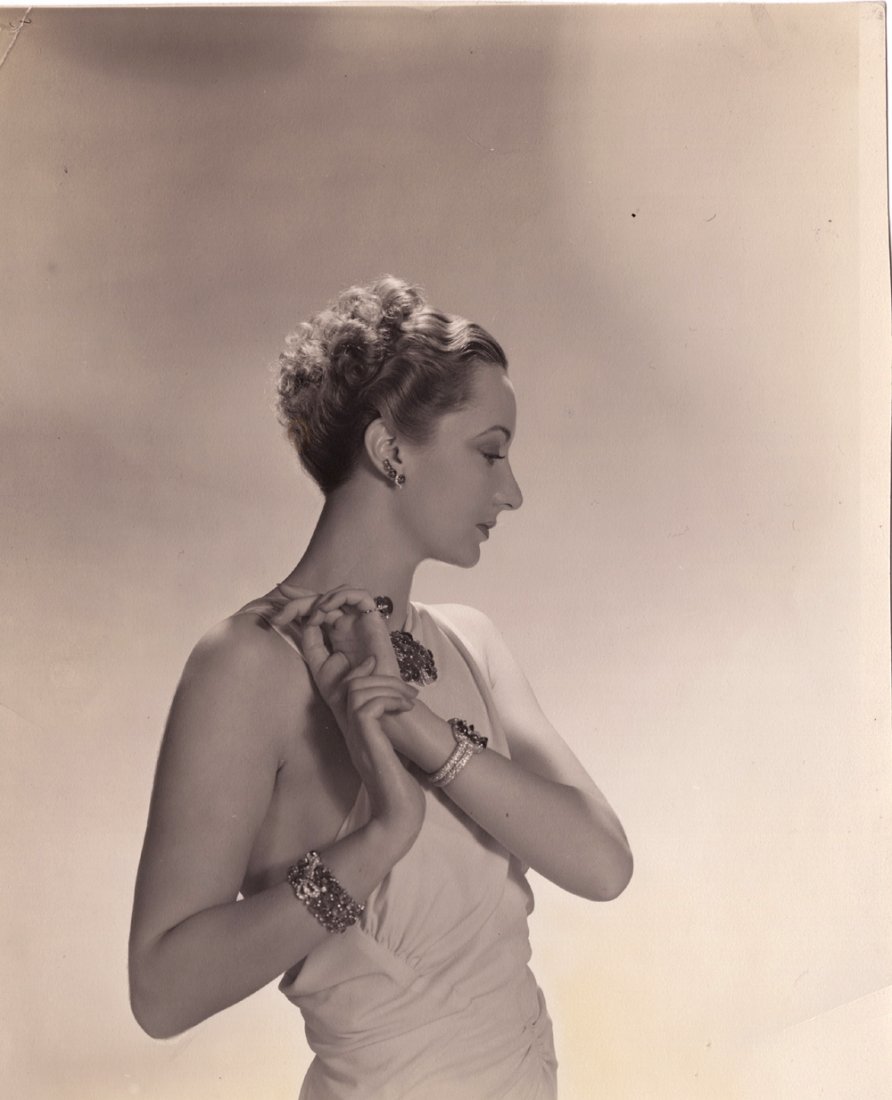 Cecil Beaton, Portrait of actress Helen Bennett. (1 of 2)