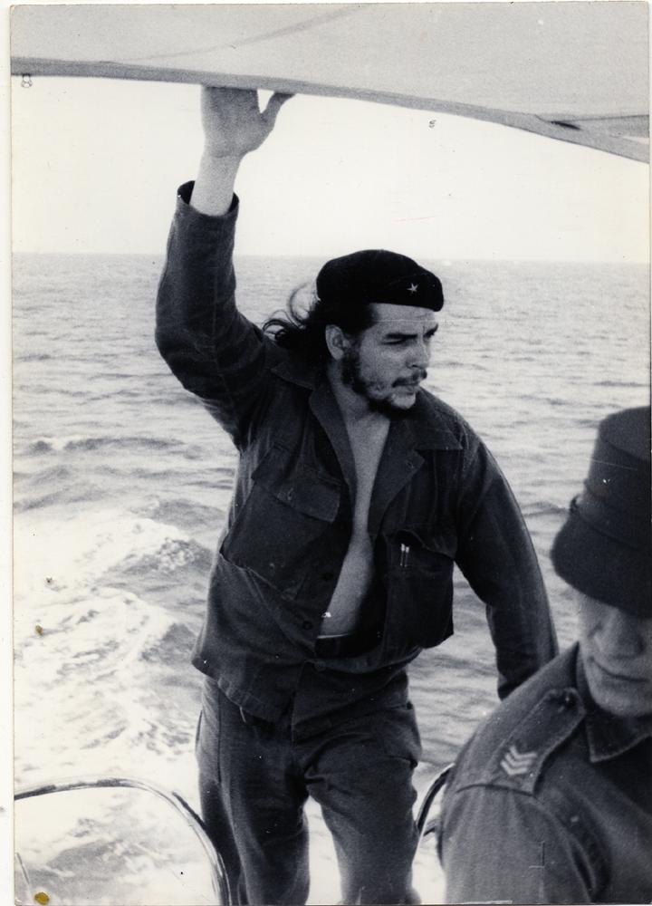 ALBERTO KORDA, Che stands in the fishing boat and waves. (1 of 1)