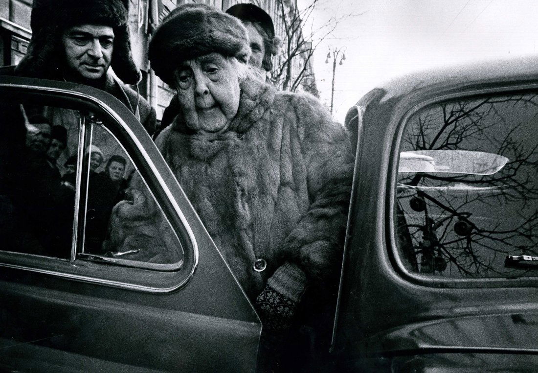 "VIEILLE ACTRICE, MOSCOW 1960" BY WILLIAM KLEIN.: "VIEILLE ACTRICE, MOSCOW 1960" BY WILLIAM KLEIN. 10 1/8 x 14 ½- inch image on 12 x 16- inch paper, signed on verso and dated 1980.