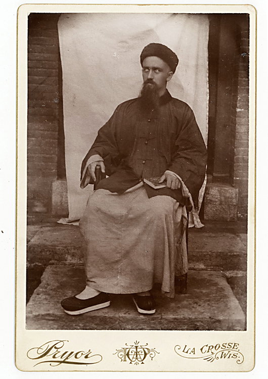 Mystery person. Westermer as Chinese: Mystery westerner dressed as a Chinese man. A note on the verso in modern pen identifies him as an American, William Robinson, who masqueraded as a the Chinese magician Chung Ling Soo. However I have 