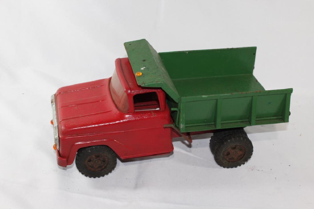 Tonka Red and Green Dump Truck (1 of 3)