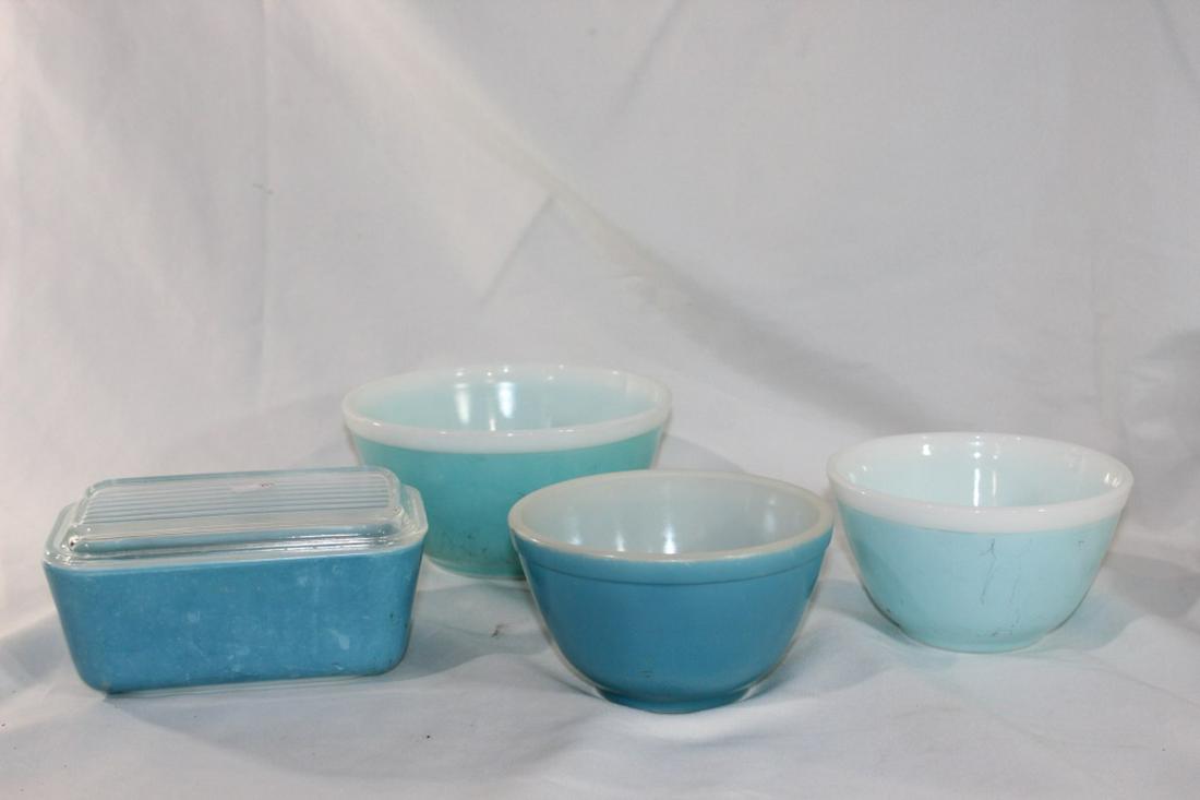 Lot of four vintage Pyrex pieces (1 of 4)