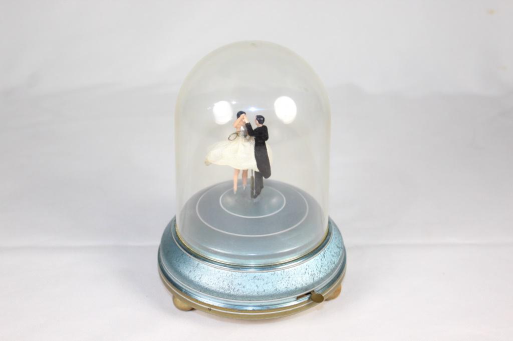 VTG Dancing Couple Domed Music Box Dark Eyes (1 of 4)