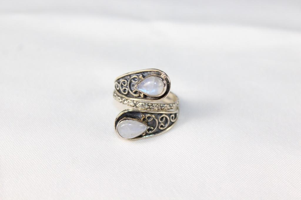 Sterling Silver & Moonstone Pear Stone Ring: Marked PTI India 925 size 10