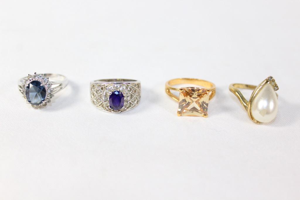 Costume Jewelry Lot of 4 Rings: Lot of 4 Gold and Silber colored Rings. With Blue, yellow and pearl colored rhinestones.