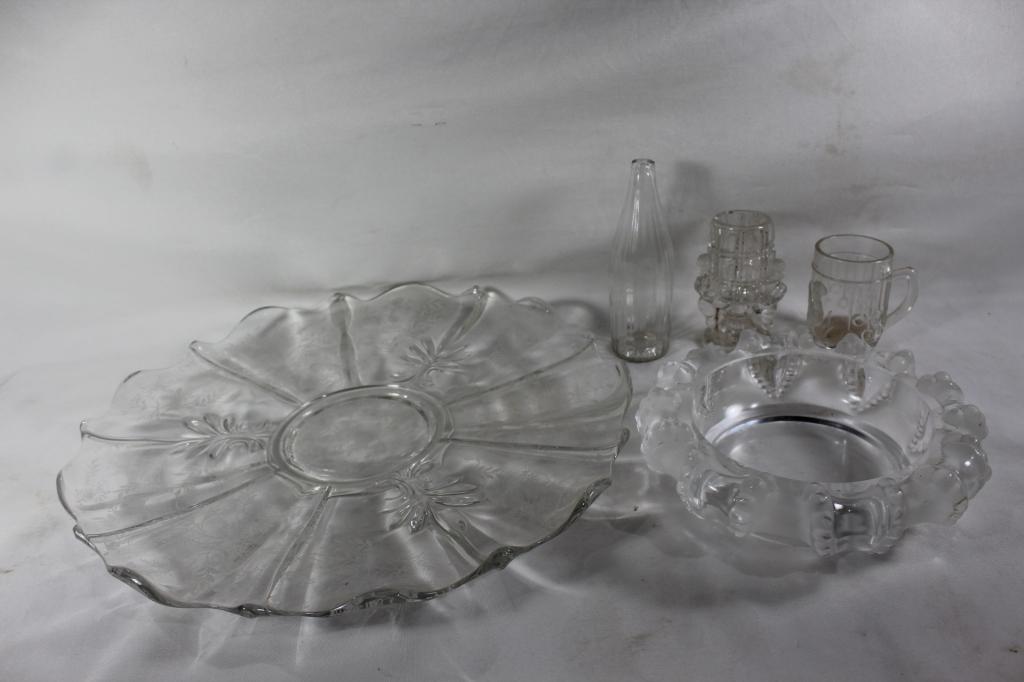 VINTAGE GLASS LOT: LARGE ROUND GLASS TRAY, 13 INCHES LONG LARGE GLASS ASHTRAY, SOME CHIPS, AS PICTURED HAND BLOWN GLASS VASE 2 GLASS CUPS