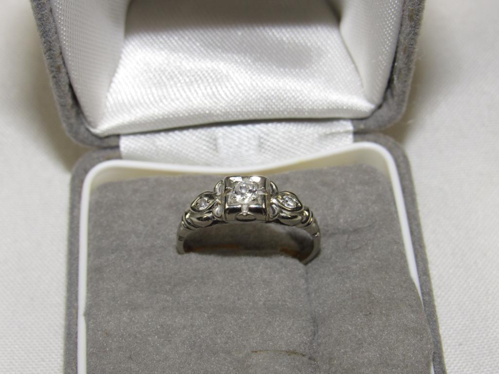 18k White Gold & Diamond Ring - size 5.5: marked 18k and tested postive for diamond, size 5.5 ring