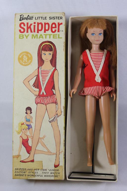 1960 MATTEL SKIPPER #950 W/ STAND. BRUNETTE: BOX AND DOLL HAVE WEAR FROM AGE AND STORAGE. AS PICTURED