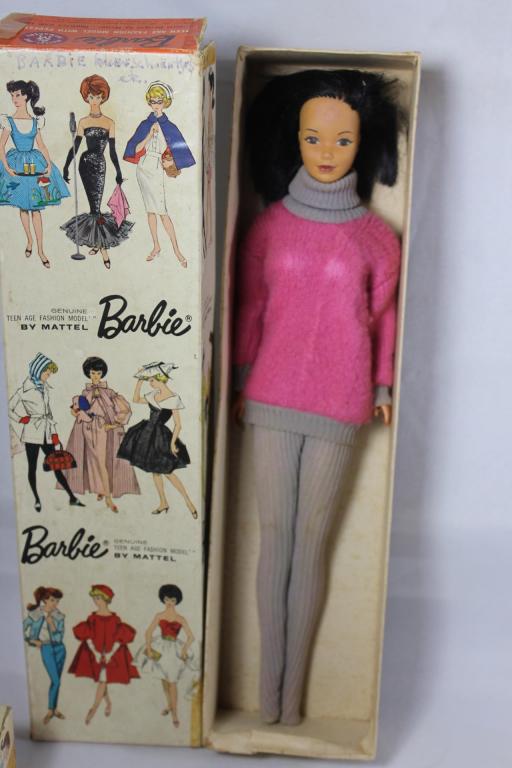 1960 MATTEL BARBIE #850 ORIGINAL BOX DIFF CLOTHES: SOME STAINING TO CLOTHES, BOX AND DOLL HAVE SOME WEAR DUE TO STORAGE AND AGE, NO STAND. CLOTHES AND BOX DO NOT MATCH. AS PICTURED.