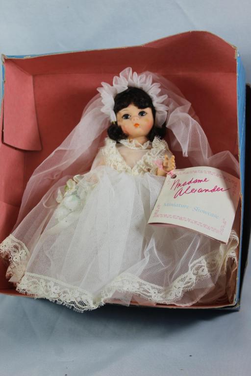 MADAME ALEXANDER #435 BRIDE DOLL (1 of 3)