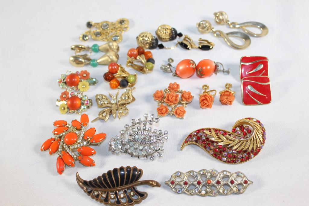 16 PC. VINTAGE COSTUME JEWELRY LOT (1 of 7)