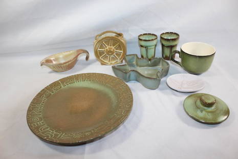 9 PC. MISC. FRANKOMA POTTERY LOT: WAGON WHEEL PLANTER- MEASURES APPROX. 4 BY 4 INCHES TEA CUP- 3 BY 4 INCHES TEXAS SHAPED ASH TRAY- 1.5 BY 6 INCHES PINK? DOVE TRAY-1787-1987- 3.5 BY 3 INCHES MAYAN/AZTEC PLATE- 10 INCHES 2 BROWN/GREEN