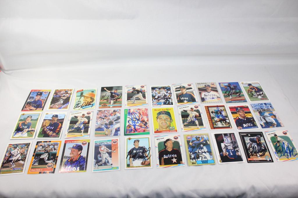 30 SIGNED HOUSTON ASTROS BASEBALL CARDS: INCLUDING: 1989 FLEER BOB KNEPPER #360 1992 PINNACLE BRIAN WILLIAMS #540 1991 UPPER DECK BRIAN WILLIAMS #23 ETC. AS PICTURED.