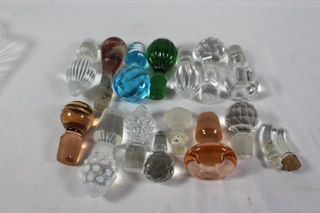 16 PC. GLASS STOPPER LOT-FENTON, ETC (1 of 5)