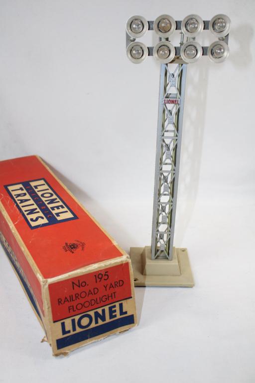 Lionel No. 195 Railroad Yard Floodlight with box: good overall as pictured