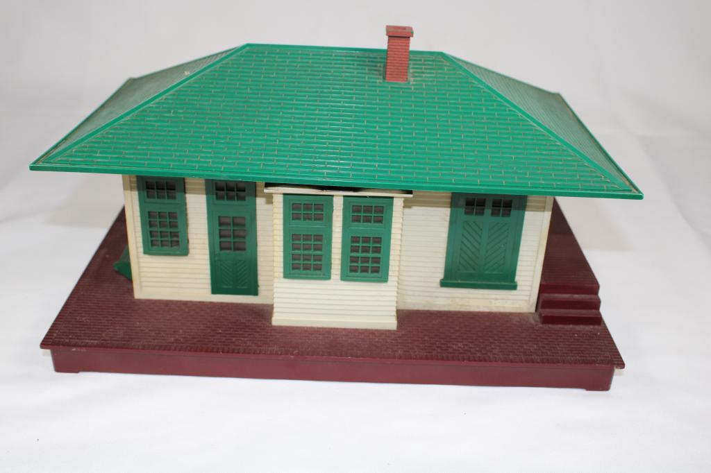 Lionel #133 Illuminated Passenger station (1 of 5)