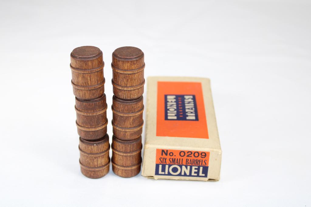 Lionel #209 Wood Barrels & Box: good overall - O gauge,