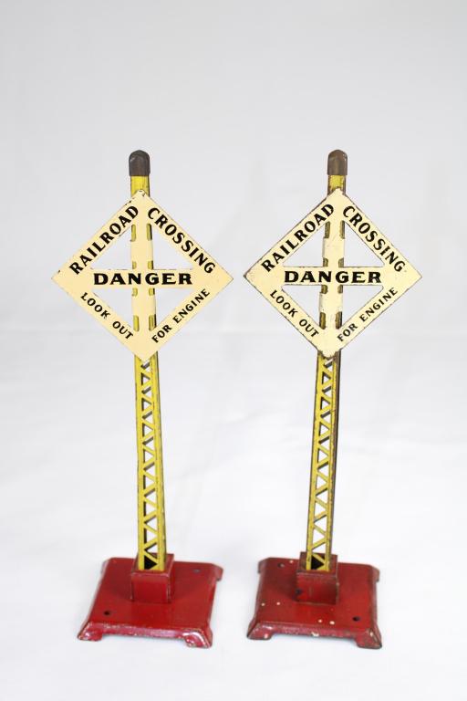 Lionel Pair Metal Look out for Engine: pair of Look out for Engine signs,measures about 8 3/4 inches tall