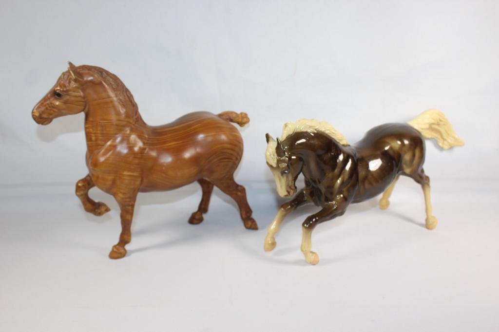 2 BREYER HORSES LOT (1 of 4)