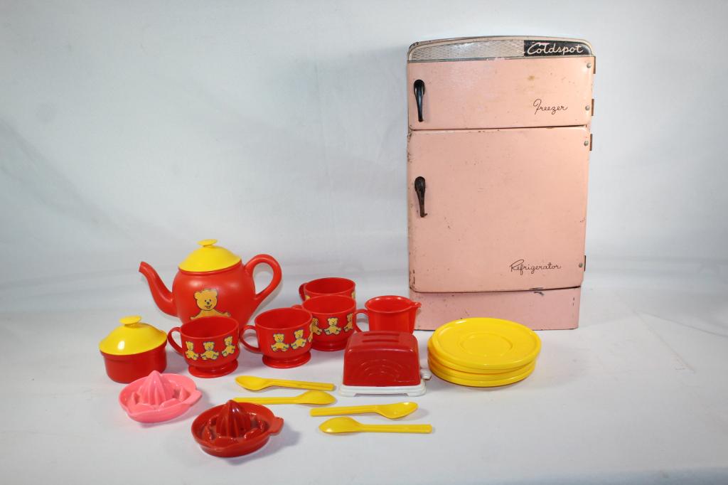 VINTAGE TEA SET & COLDSPOT TIN REFRIGERATOR LOT (1 of 4)