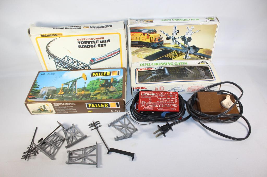BACHMAN TRAIN ACCESSORIES SET- CROSSING GATES, ETC (1 of 4)
