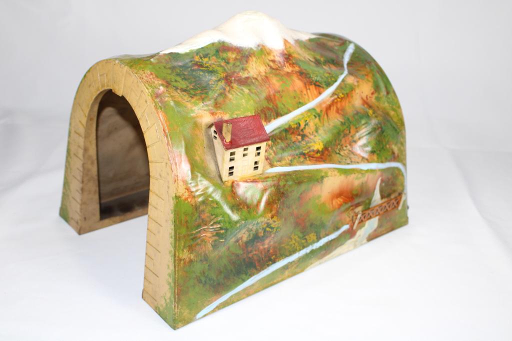 Lionel 120L Metal Train Tunnel with Light: approximately 12inches long