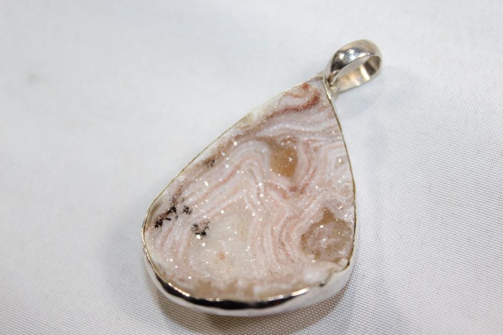 GEODE CRYSTAL PENDANT IN 925 SILVER. (1 of 4)