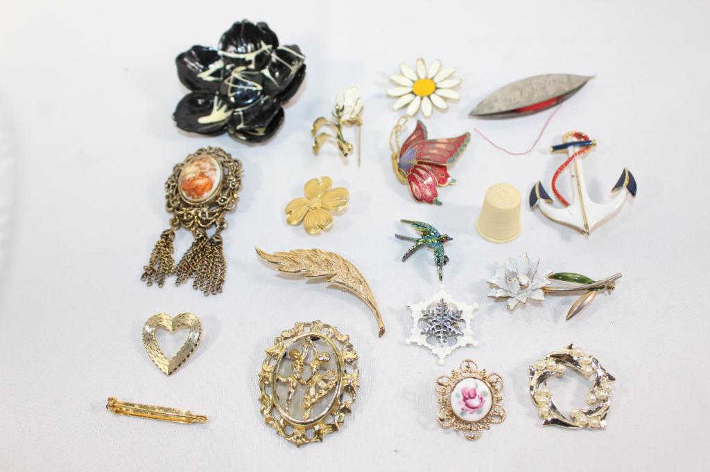Lot of Vintage Costume Brooches: Gold & Silver colored Brooches, as pictured