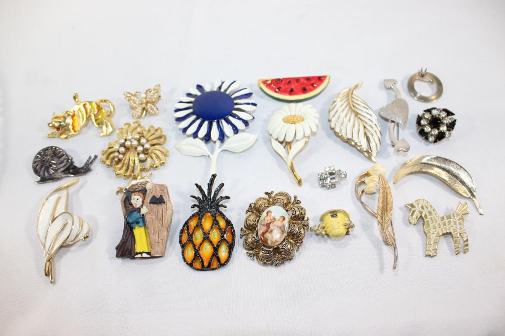 Lot of Vintage Costume Brooches: Gold & Silver colored Brooches, as pictured