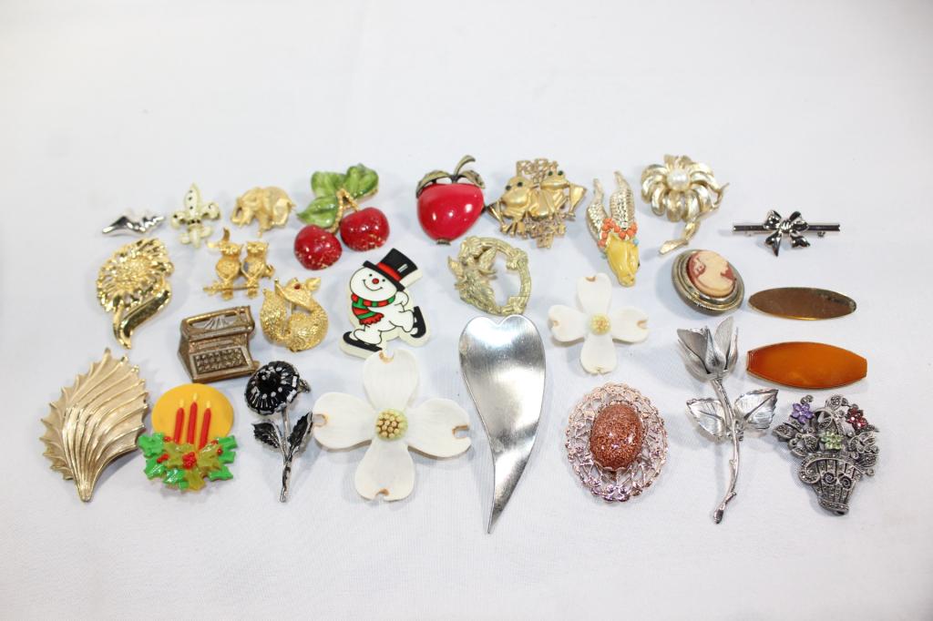 Lot of Vintage Costume Brooches: Gold & Silver colored Brooches, as pictured