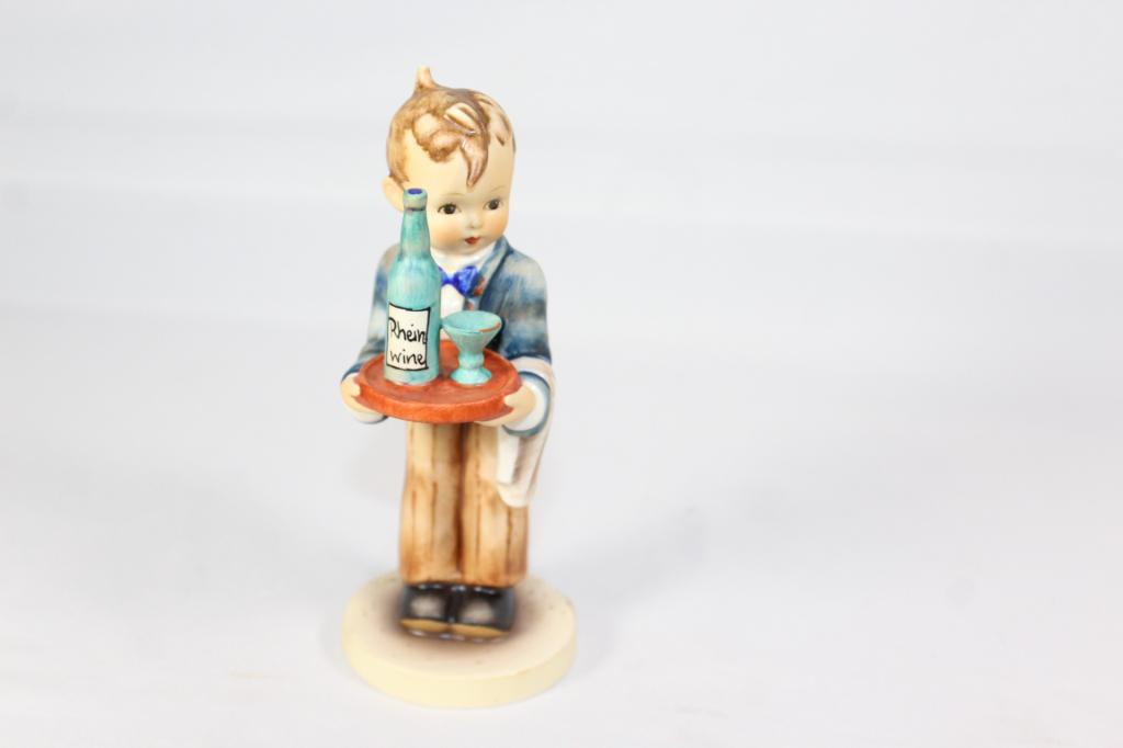 Goebel Hummel Waiter 154/0 (1 of 4)