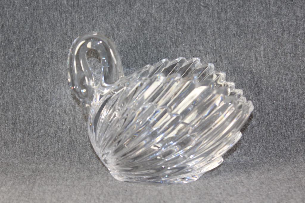 Gloria Vanderbilt Glass Swan Vase: measures about 7 1/2 inches long by 6 inches tall