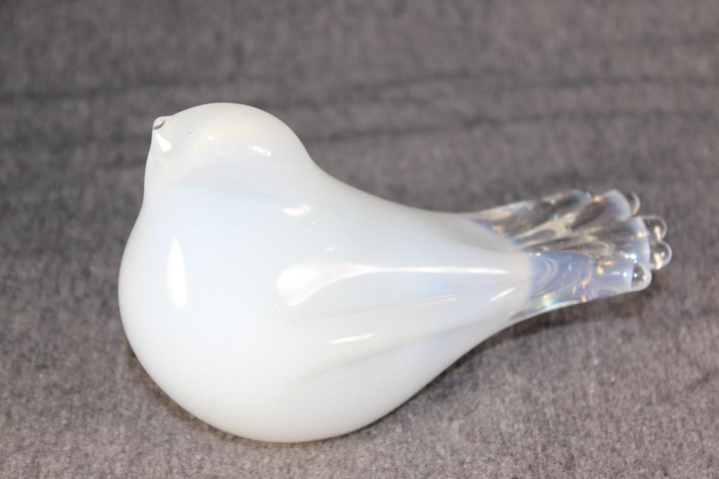 VTG White Opalescent Glass Bird Figurine (1 of 4)