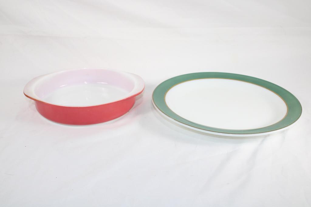 Pyrex Flamingo Pink Cake Pan & Pyrex Green Plate (1 of 4)