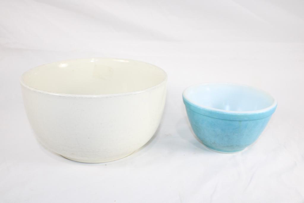 Blue Pyrex Mixing Bowl - 3 Quart White Bowl (1 of 4)