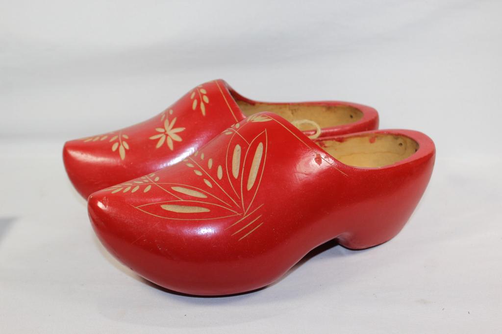 Vintage wooden Dutch shoes: Vintage wooden Dutch shoes-12 inches long 4 inches wide