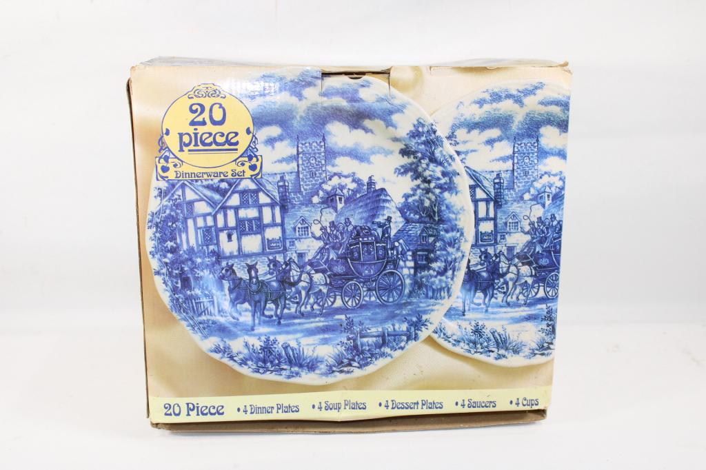 20 Piece Dinnerware Set New in the Box Bue & White (1 of 1)