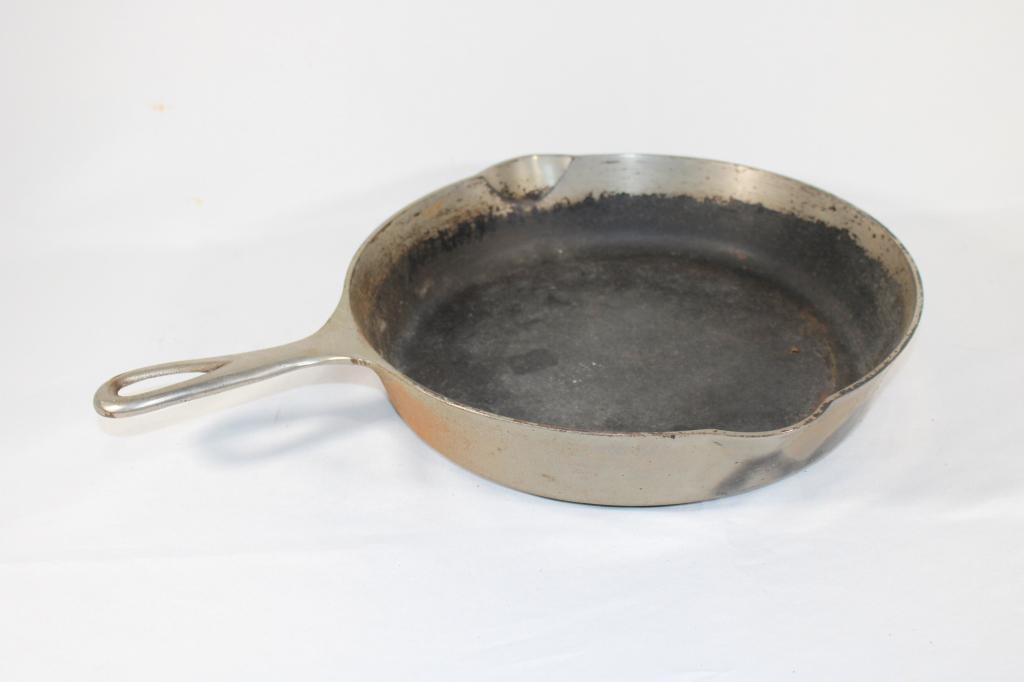 Griswold #9 Metal Skillet - 11 1/2 inches: 11 1/2 inches as pictured