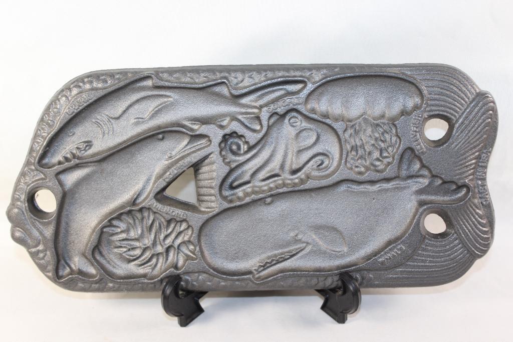 2 SIDED CAST IRON "UNDER THE SEA" MOLD PAN: 1989 2 SIDED JOHN WRIGHT CO. 12 MOLDS, SEA TURTLE, MANTA RAY, CRAB, STARFISH, LOBSTER, SEA HORSE, SHARK, DOLPHIN, ANEMONE, WHALE, OCTOPUS, JELLY FISH. MEASURES APPROX. 12 BY 6 INCHES. AS PICTURED.