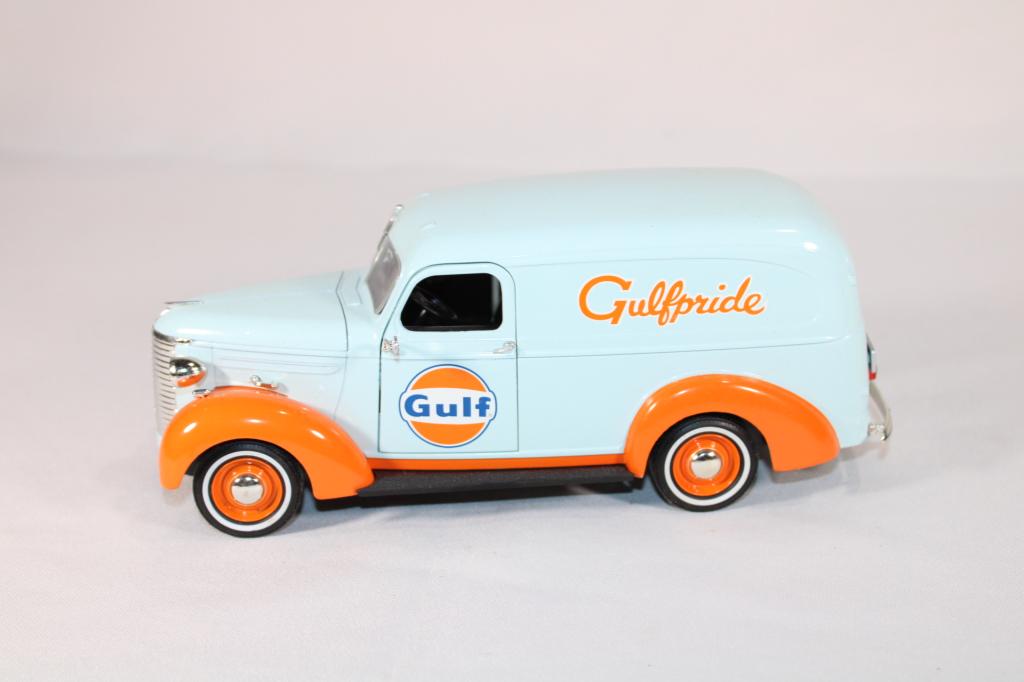Greenlight 1939 Chevy Gulf Panel Truck: good overall as pictured